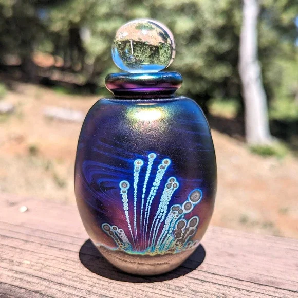 Robert Eickholt Signed Iridescent Art Glass Perfume Bottle Purples Blues 1990 - Picture 2 of 12